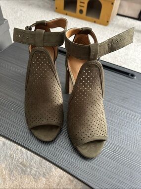 Universal Thread Olive Green Perforated Peep-Toe Block Heels